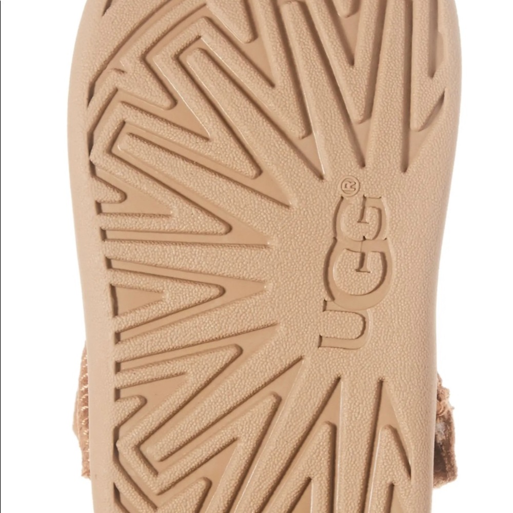 UGGS - Picture 5 of 9
